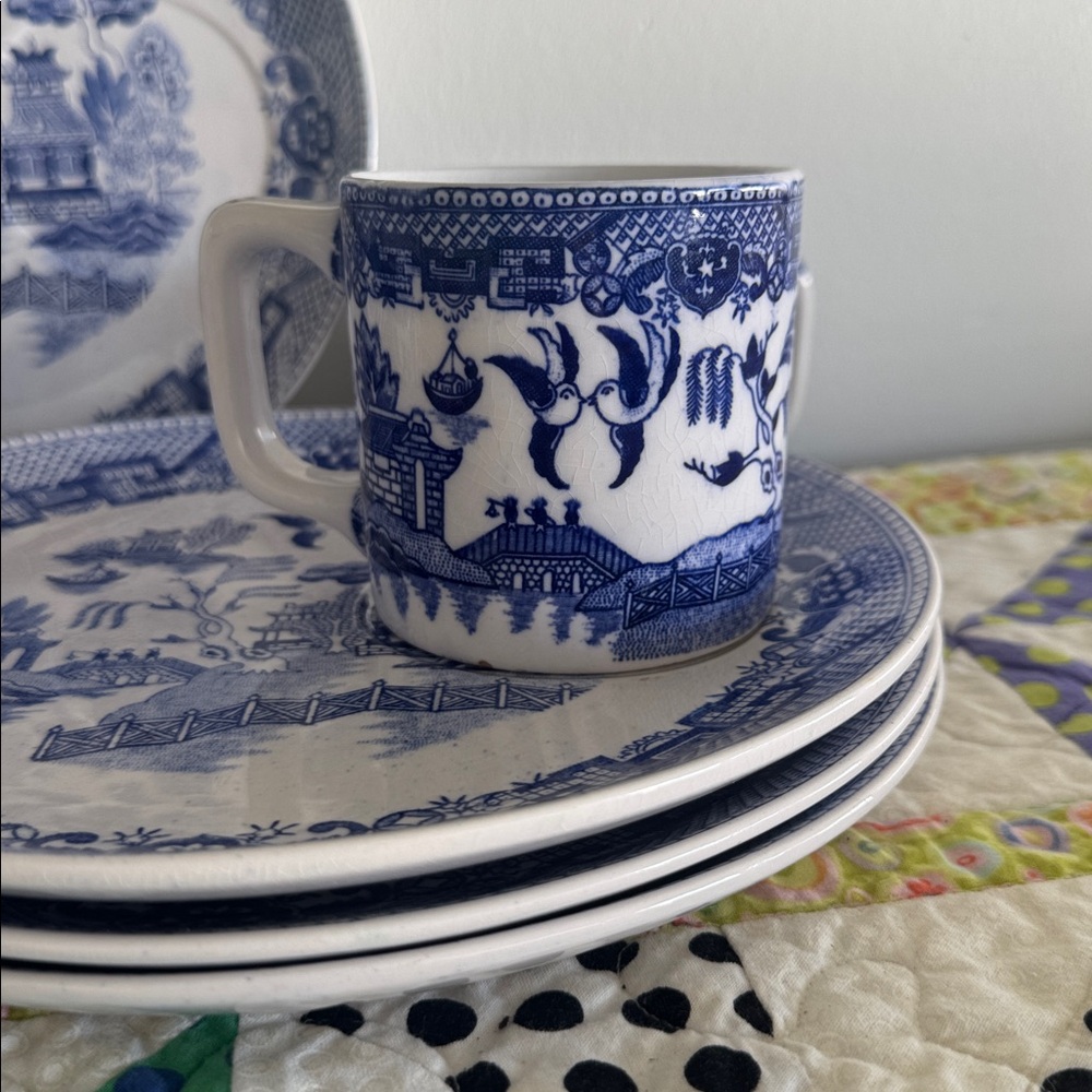 Vintage Blue and White Porcelain Dinnerware Blue Willow Pattern Set of 8 for 4 - Picture 3 of 5